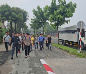 Thầy Tiến hướng dẫn học viên lái xe ô tô