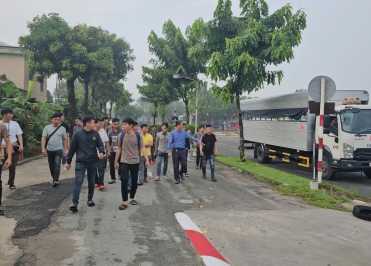 Thầy Tiến hướng dẫn học viên lái xe ô tô